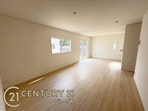 クレイドルガーデン七条 ２号棟 ／新築一戸建の居間・リビング|■現地撮影写真■南向きの大きな窓から柔らかい光が射し込みます。