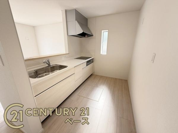 クレイドルガーデン七条 ２号棟 ／新築一戸建のキッチン|■家族とのコミュニケーションがとりやすい人気の対面式カウンターキッチン！