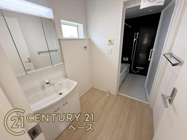 クレイドルガーデン七条 ２号棟 ／新築一戸建の独立洗面台|■冬物のコートや季節ものなど、たっぷり収納可能！■
