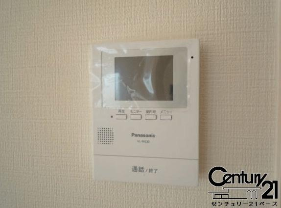 クレイドルガーデン七条 ３号棟 ／新築一戸建の内観：施工例|■ＴＶモニター付きインターホンで防犯対策もバッチリ！来客も一目でわかり安心です！■