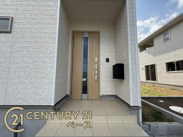 クレイドルガーデン七条 ３号棟 ／新築一戸建の内観：施工例|■玄関には大容量収納スペースを完備！■