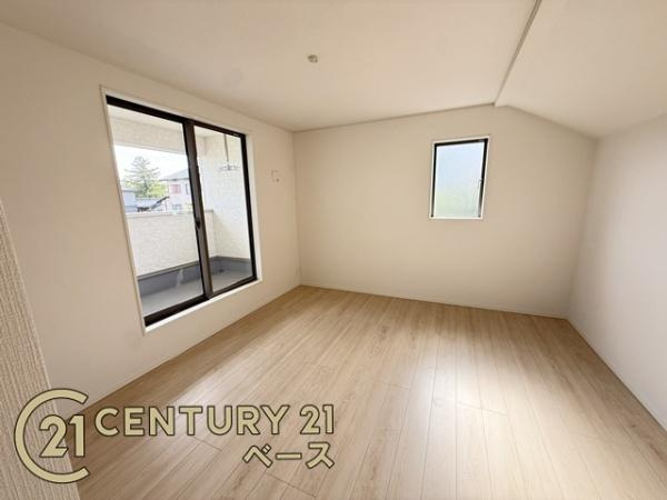 クレイドルガーデン七条 ３号棟 ／新築一戸建の洋室|■現地撮影写真■バルコニーに面した開放感のあるお部屋です！