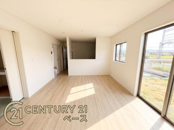 クレイドルガーデン七条 ３号棟 ／新築一戸建の居間・リビング|■現地撮影写真■大きな窓から柔らかい光が入り込む明るいリビングです！