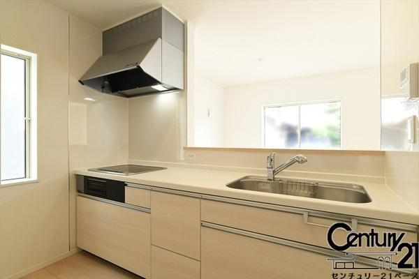 クレイドルガーデン七条 ３号棟 ／新築一戸建の内観：施工例|■家族とのコミュニケーションがとりやすい人気のカウンターキッチン！■