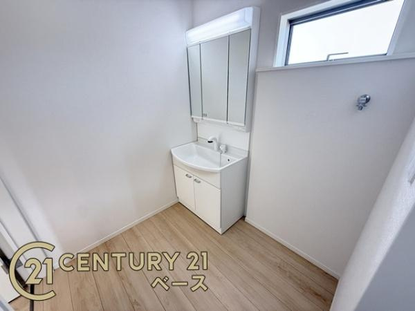 クレイドルガーデン七条 ３号棟 ／新築一戸建の独立洗面台|■現地撮影写真■浴室隣接のゆとりのある洗面スペース！