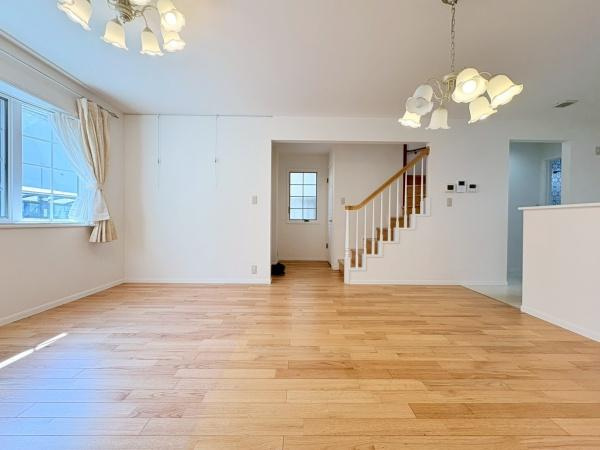 横浜市青葉区たちばな台１丁目の中古一戸建の居間・リビング|明るい色合いと洋風な雰囲気でインテリアを考えるのが楽しくなりそうです！