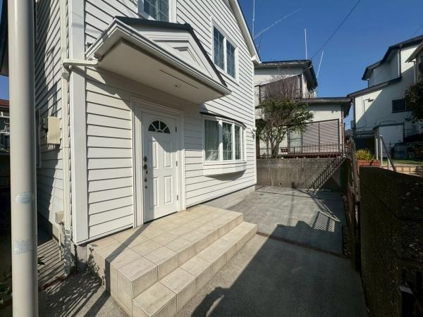 横浜市青葉区たちばな台１丁目の中古一戸建のその他|玄関前のスペースです！