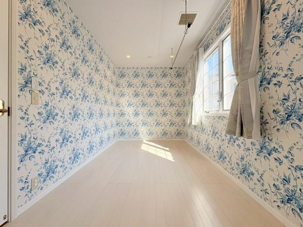 横浜市青葉区たちばな台１丁目の中古一戸建の洋室|全部屋と洗面所にはホスクリーンが付いているのが魅力的です。また全館空調の為どこのエリアにいても適温で過ごせます。