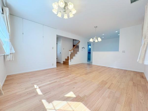横浜市青葉区たちばな台１丁目の中古一戸建の居間・リビング|LDK16.6帖！陽当りが良くデザイン性の高いリビングです！