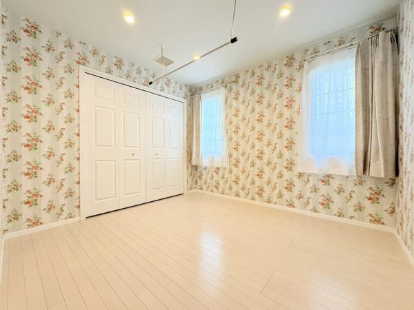 横浜市青葉区たちばな台１丁目の中古一戸建の寝室|寝室5.8帖！収納も付いておりベッドを置いても充分な広さがあります！