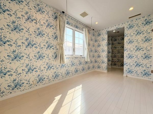 横浜市青葉区たちばな台１丁目の中古一戸建の洋室|洋室5.4帖！収納とサービスルームがあります！沢山の洋服と大きいお荷物まで保管するスペースがあります！