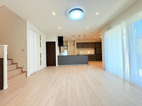 横浜市都筑区牛久保西３丁目の中古一戸建の居間・リビング|21，4帖リビング