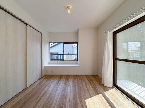 横浜市港南区港南３丁目の中古一戸建の寝室|収納力を豊富に備えたお部屋！陽当たりの良い、ご夫婦様のくつろぎの空間です！