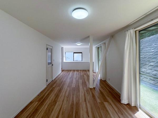 横浜市港南区港南３丁目の中古一戸建の居間・リビング|子供の笑い声やママとパパの楽しい会話、料理をする音や、テレビの音など当たり前の生活が送ることができる幸せ。そんな幸せをこの家で作り上げてみてはいかがですか。