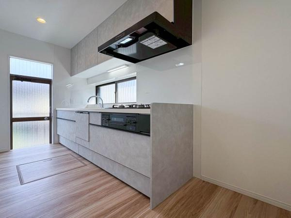 横浜市港南区港南３丁目の中古一戸建のキッチン|毎日使うキッチンだからこそ、食事の準備を楽しい時間に、忙しい時でもスムーズに無駄なく作業できる、お手入れも簡単にできるなど、毎日を楽しくするキッチンスペースに仕上げました。

