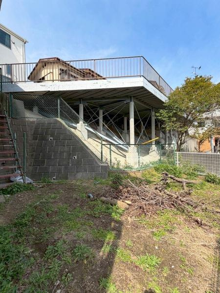 横浜市南区弘明寺町の中古一戸建の庭|プライベートガーデンは日当たりも良好。広々お好きな使い方が出来ます。