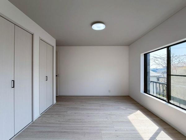 横浜市南区弘明寺町の中古一戸建の洋室|洋室6.5帖です。一人ひとりの大切なプライベート空間。趣味・感性で個性的に飾って頂けるようシンプルに仕上げてあります。ゆとりある広さで、一人の時間をゆったりと過ごせる安らぐお部屋になるはずです。
