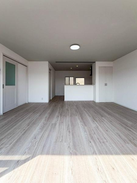 横浜市南区弘明寺町の中古一戸建の居間・リビング|家族みんなが爽やかに健やかに過ごせるように、溢れる光をたっぷり取り込んだリビングダイニング。集いの場、憩いの場としての快適性を求めたやすらぎの空間です