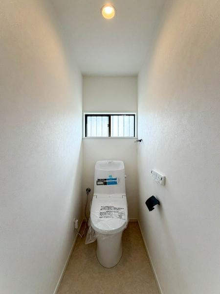 横浜市南区弘明寺町の中古一戸建のトイレ|トイレはもちろん１階と２階にあります！天井が高く開放的なトイレです。
