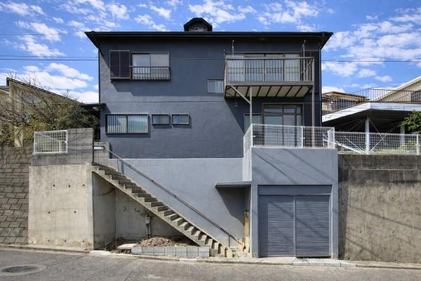 横浜市南区弘明寺町の中古一戸建の外観|お庭×愛車を守るガレージ×リノベーション住宅！