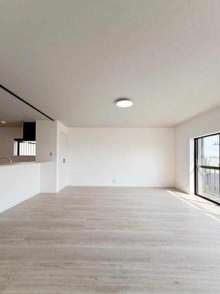 横浜市南区弘明寺町の中古一戸建の居間・リビング|明るい色合いと洋風な雰囲気でインテリアを考えるのが楽しくなりそうです！