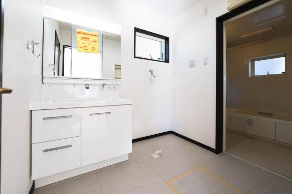 横須賀市坂本町５丁目の中古一戸建の独立洗面台|ご家族の1日が始まり、1日が終わりを締めくくる洗面空間。快適に過ごせることはもちろん、気品や優雅さを兼ね備えたパウダールームです。