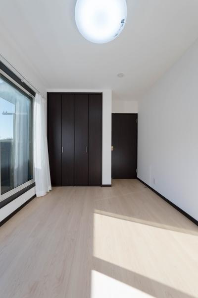 横須賀市坂本町５丁目の中古一戸建の子供部屋|お子様の成長にも欠かせない日差しがたっぷり入るお部屋です。おもちゃ・学校の道具もすっきりと片付けられるクローゼット付で、成長と共にどんどん荷物が増えても安心！
