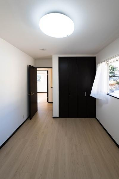 横須賀市坂本町５丁目の中古一戸建の寝室|行く時間をゆったりと感じることができる落ちついたプライベートルーム。リビングで楽しく過ごした後はゆっくりくつ過ぎろぐ時間を満喫できます。