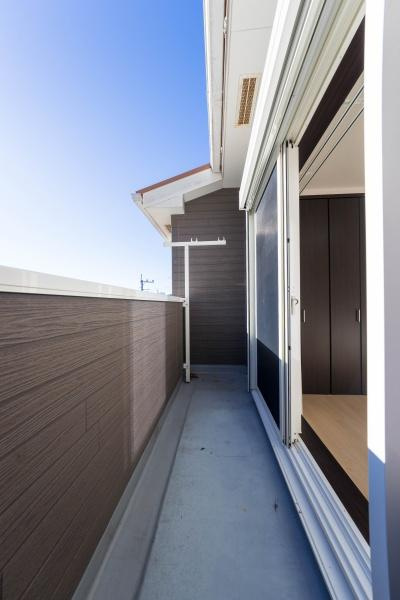 横須賀市坂本町５丁目の中古一戸建のバルコニー|プライベート性が確保されたバルコニー。ワイドな空間にたっぷりの陽光が降り注ぎます。