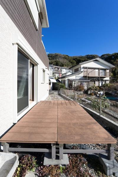 横須賀市坂本町５丁目の中古一戸建の庭|リビングから出られるウッドデッキ。南からの日差しも心地よい空間です