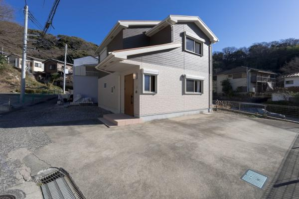 横須賀市坂本町５丁目の中古一戸建の外観|P並列2台可！爽やかな青空の下に贅沢なほどに降り注ぐ陽光、豊かな居住性と、クオリティが見事に調和した住空間は、住む喜びを感じさせてくれます。