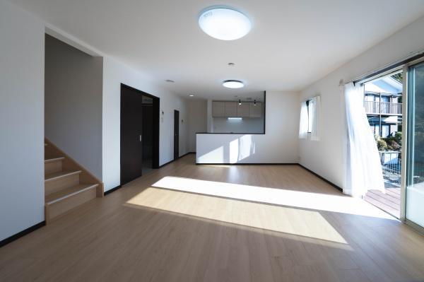 横須賀市坂本町５丁目の中古一戸建の居間・リビング|リビングで子供が走ってる姿を見ながら、大きなソファやダイニングテーブルでゆったり食事をしたりくつろぎたい。そんな夢が叶えられる空間です！