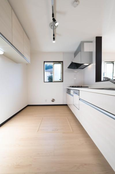 横須賀市坂本町５丁目の中古一戸建のキッチン|ご家族みんなで調理ができる位のスペースを実現したキッチン空間となっております。みんなで作った料理を召し上がりながらの会話は至福のひとときになるはずです。