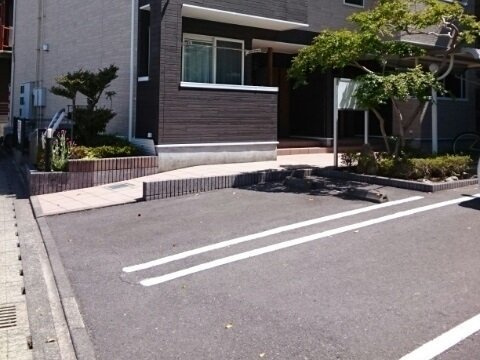 エレガンテ・サカエの駐車場