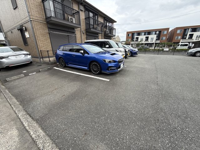 アゼリア宮上　Ａ棟の駐車場