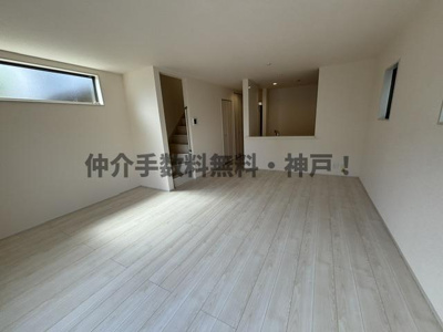 【居間・リビング】 | 神戸市須磨区白川台3丁目　新築戸建1号棟　仲介手数料無料！ | 使いやすいリビングです