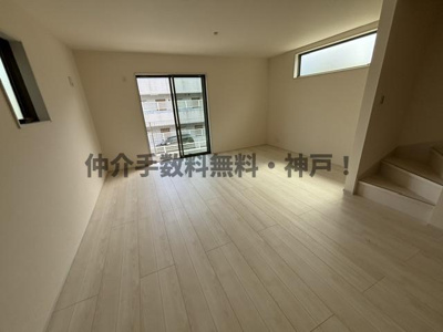 【居間・リビング】 | 神戸市須磨区白川台3丁目　新築戸建1号棟　仲介手数料無料！ | こちらの居間で趣味の時間をお楽しみください