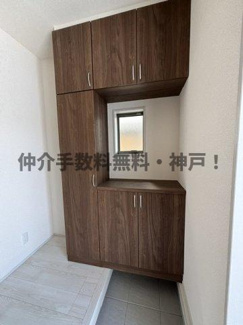 【玄関】 | 神戸市須磨区白川台3丁目　新築戸建1号棟　仲介手数料無料！ | 収納もある玄関です