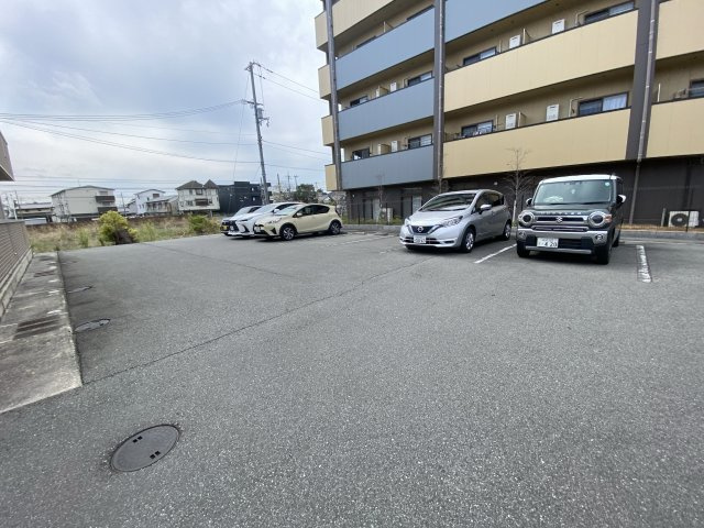 セジュール亀山　B棟の駐車場