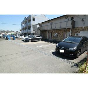 ロジュマンリラの駐車場