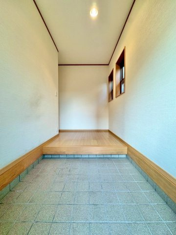 守山市今市町　中古戸建ての玄関|ゆったりとした玄関スペース。