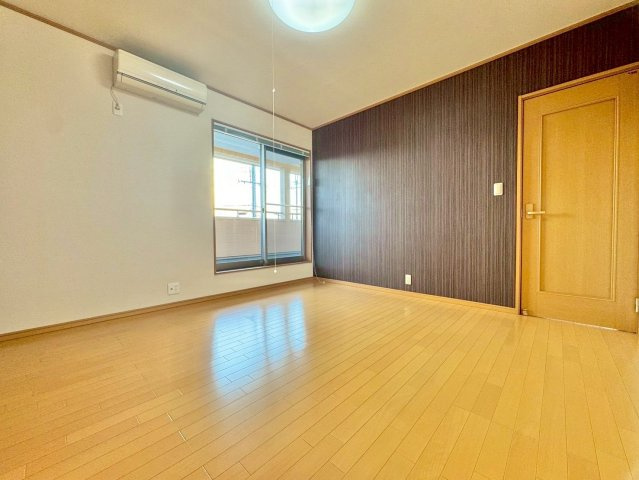 守山市今市町　中古戸建ての洋室|2F 8帖洋室。アクセントクロスが落ち着いた空間を演出します。