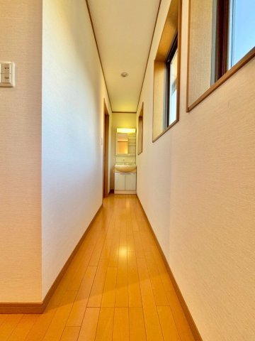 守山市今市町　中古戸建ての独立洗面台|2F 独立洗面台。各階に洗面台がある生活は、忙しい毎日をぐっと快適にしてくれます。