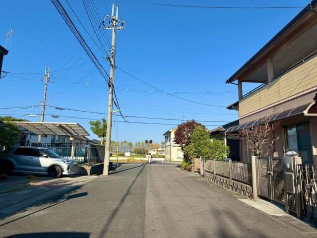 守山市今市町　中古戸建ての前面道路含む現地写真|南西向きにつき陽当たり良好です。
