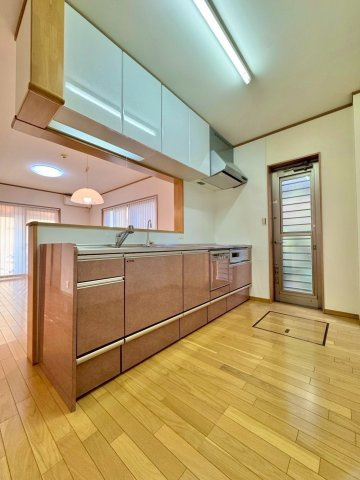 守山市今市町　中古戸建てのキッチン|食器洗浄乾燥機、浄水器付きの快適なキッチンスペース。