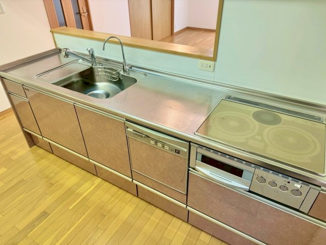 守山市今市町　中古戸建てのキッチン|IHクッキングヒーターは天板がフラットなのでお掃除も楽々です。