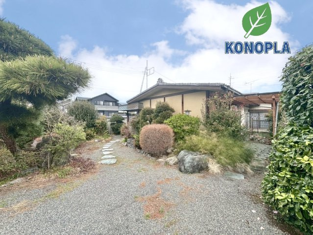 【中古戸建】桐生市広沢町1丁目の外観|■外観｜すべての空間が地面に近い平屋は、屋外に出やすく、窓から外の景色や緑を取り込めば自然を身近に感じられる住まいになります。