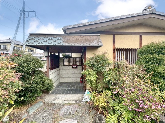 【中古戸建】桐生市広沢町1丁目の外観|■外観｜住宅街の中でも圧迫感が少なく、のびのびとした暮らしが叶う立地となっています。