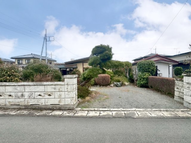 【中古戸建】桐生市広沢町1丁目の外観|■外観｜広々とした駐車スペースで楽々駐車可能！お買い物後もスムーズにお荷物を運べます♪カーポートを設置しても良いですね♪