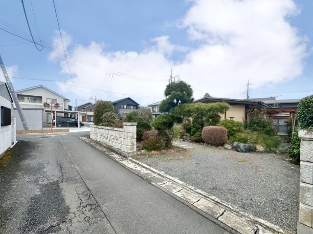 【中古戸建】桐生市広沢町1丁目の外観|■外観｜開口が広く周囲の見渡しが良いため、車の出入りの際も安全確認がしやすいです。車の運転が苦手な方でも安心です♪